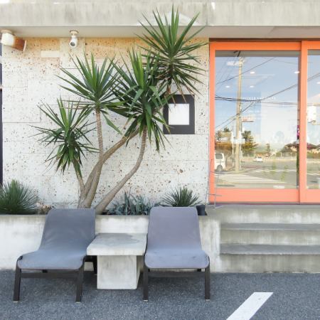 【Seats outside the shop】 There are 2 seats × 2.