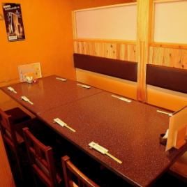 [卷帘x桌子私人房间]我们有3个桌子座位，可供6至8人使用。空间由卷帘隔开。如果您折叠窗帘，它也可以用作可容纳16人的桌子私人房间。