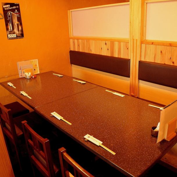 【捲簾×桌子私人房間】我們有三個桌子可供6至8人使用。由於我們使用捲簾進行分區，您可以將其用作最多可容納16人的桌子私人房間。【岡山法律要求岡山站午餐宴會日式烹飪私人房間喝所有你能有名的Kyosho Senba牛肉牛排肉】