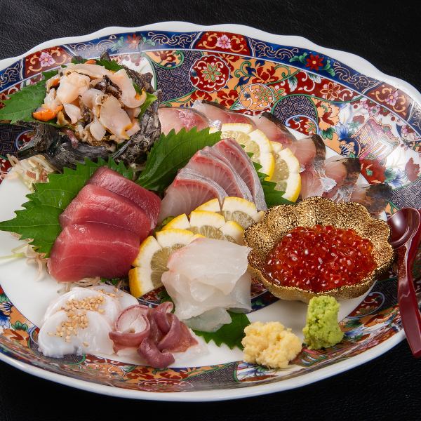 [Seasonal Sashimi Platter] Enjoy a luxurious assortment of carefully selected fresh fish.