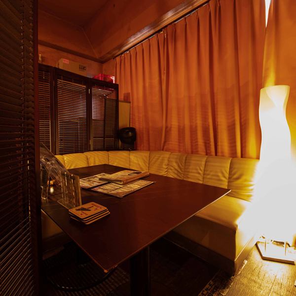 プライベートな空間で、ご宴会したいなら個室がおすすめ！4名様までの個室と8名様までの個室をご用意しております。どちらもソファー席ですので、ゆったりとお過ごしいただけるのも魅力のひとつ。気のおけない仲間との飲み会や、女子会、合コンなど様々なシーンにおすすめです。人気のお席ですのでご予約はお早めにどうぞ。