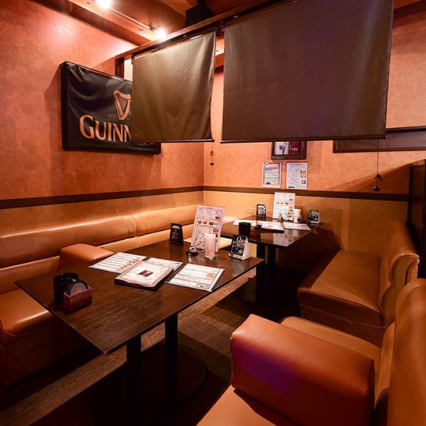 30名様までのご宴会の際におすすめ！お寛ぎいただけるソファー席をご用意しております。各テーブルは、つなげてのご利用も可能な上、ローカーテンで仕切ることもでき、4名様、5名様程度でのご利用にも◎人数などお気軽にお問い合わせくださいませ。