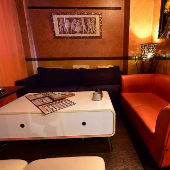 プライベートな空間で、ご宴会したいなら個室がおすすめ!4名様までの個室と、8名様までの個室をご用意しております。どちらもソファー席ですので、ゆったりとお過ごしいただけるのも魅力のひとつ。人気のお席ですので、ご予約はお早めに。