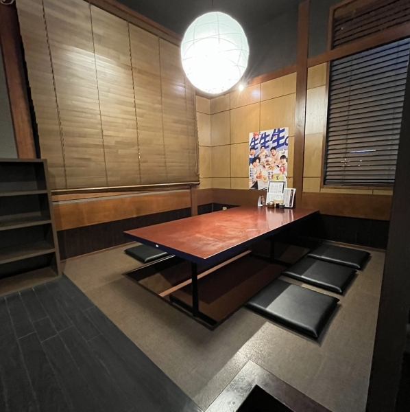 【掘りごたつテーブル席☆】 お子様連れのお客様にピッタリな座敷のお席も用意しております♪ゆったりと使えるスペースと大きな机があるのでご家族での利用にも最適◎また隣りのお席と合わせて12名程度の利用にもってこいのお席となっております！人気のお席なのでご予約の際はお早めに☆個室席もございます！