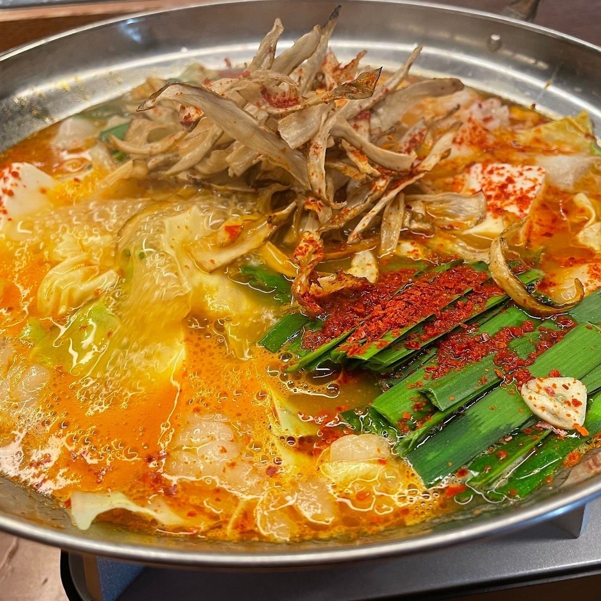 It is the choice of motsunabe lovers.Fluffy and tender offal hotpot made with black-haired wagyu beef delivered directly from Kumamoto