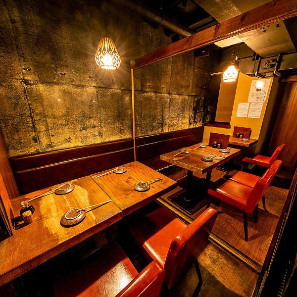 [6 people] Semi-private room with door.You can connect the tables next to each other to create even more space for up to 12 people! There are also counter seats where you can enjoy a live performance ☆