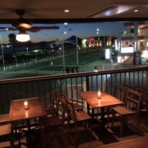 夜のテラス席はムード満点♪お友達や恋人と様々なシーンでご利用頂けます。
