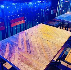 海風が心地よい、海沿いテラス席。昼は開放感たっぷり、夕方はサンセットが最高！！湘南らしい"何もしない贅沢"をどうぞ。