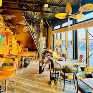 天候を気にせず過ごせる、湘南観光の合間にちょうど良いテーブル席！ランチにもディナーにも使いやすい、万能なお席です。