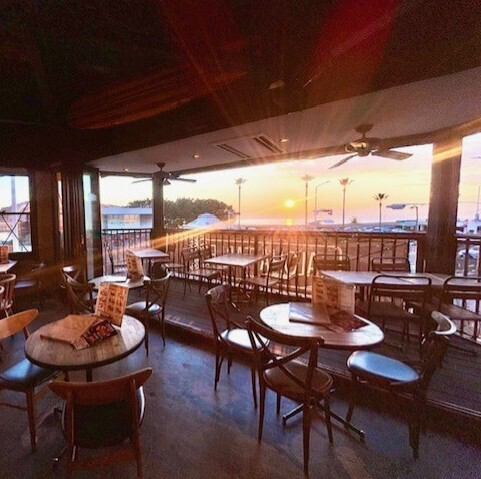 江の島と海岸を臨むテラス席。潮風を感じながらチルできる空間をご用意しております。各種宴会ご予約承ります！！※強風、雨天時はご案内できません。