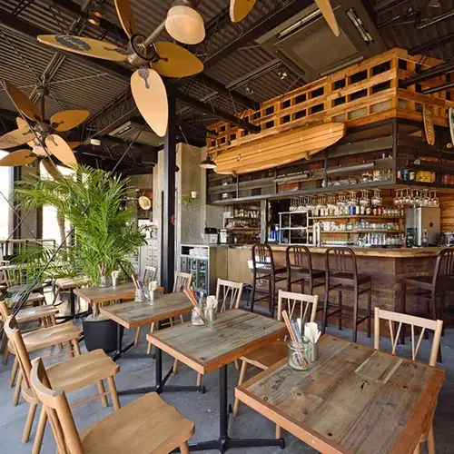 A space where you can fully enjoy the local atmosphere.
