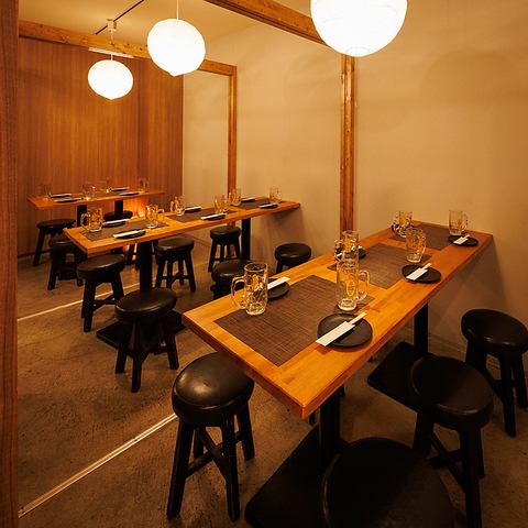 我们拥有宽敞的宴会厅，可容纳 30 至 100 人。它可以用于各种场合，包括公司宴会、新品发布会和同学聚会。我们还可以讨论私人预订事宜，您可以从宴会套餐、自助餐计划和其他选项中进行选择，以满足您的场合需求。