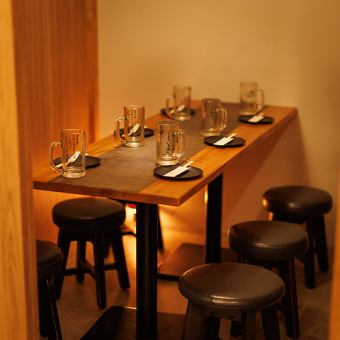 温馨的木质包间适合女生聚会或下班后的饮酒派对。空间不大，也很舒适，所以您可以放心享用自助餐和自助饮料。