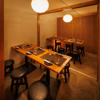 适合中型聚会的私人包间。它也非常适合与朋友们一起进行热闹的饮酒和晚餐聚会。您可以在宽敞的空间里放松身心，享用套餐或火锅。