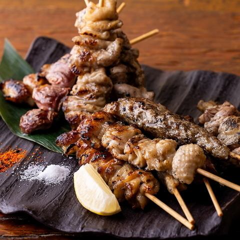 고소한 숯불의 향기가 퍼지는 쿠라시게 자랑의 야키토리! 소스·소금 모두 일품의 일품