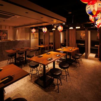 最大100名まで対応可能な広々スペースは、会社宴会や打ち上げ、忘年会などの貸切に最適。席配置や演出の相談も可能で、幹事様に嬉しい柔軟対応。大型宴会にも人気の空間です。