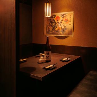 木の温もりを感じるテーブル個室は、女子会や会社帰りの飲み会におすすめ。広すぎず居心地の良い空間で、食べ放題や飲み放題を気兼ねなく堪能できます。