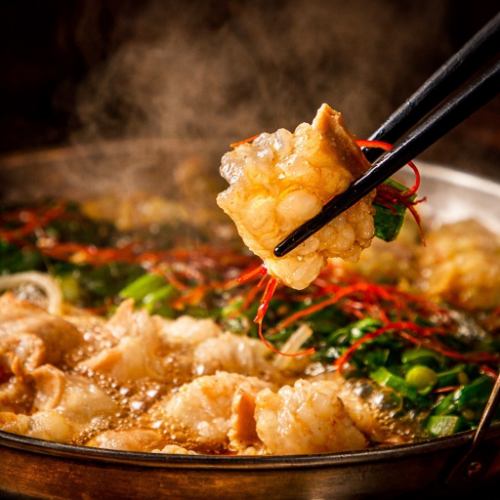 旨味が溶け込む特製出汁!食感が魅力の名物もつ鍋