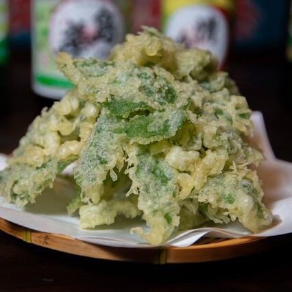 料理島の魅力を味わう！豊かな恵み”明日葉”のサクサク天ぷらは栄養価の高い魅力的な食材です。