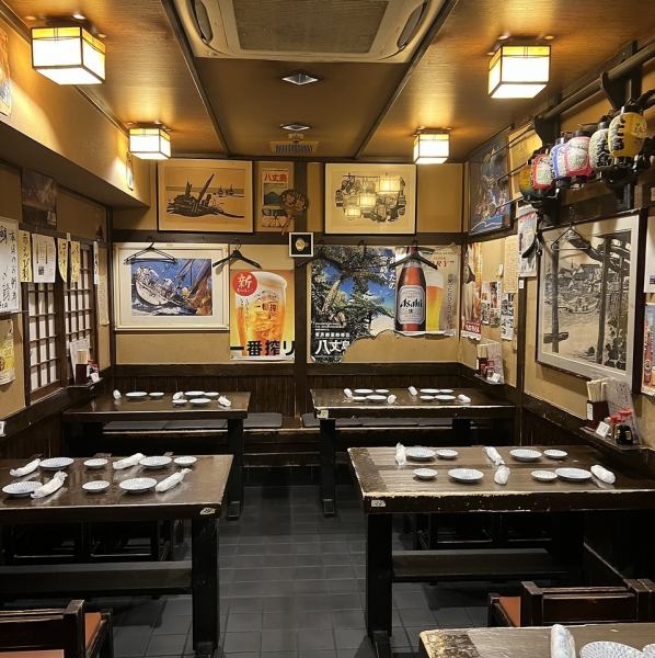 昭和の空気感が漂う、どこか懐かしい空間。 3～４名様でのご利用はこちらのテーブル席がおすすめ！全席80の店内は、おひとり様のご利用はもちろん、大人数での宴会、日常づかいにも最適です。源八船頭のお料理は味、ボリュームともに自信があります！コスパ抜群！！