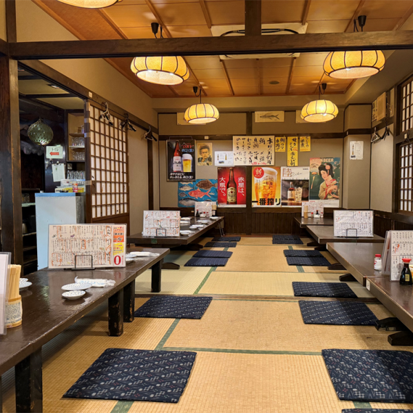 新小岩駅徒歩5分♪創業40年の歴史を刻む当店は、昭和の温かみ溢れる空間が自慢です。特等席のカウンターでは、その日に仕入れた鮮度抜群の魚を目の前で眺めることができ、おひとり様でも至福のひと時を過ごせます。古き良き時代の面影に浸りながら、職人の手仕事と自慢の美酒をゆったりとお楽しみください。