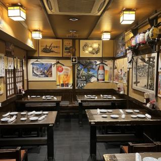 3名様から4名様でのご利用に最適なテーブル席をご用意しております◎お隣の席との間隔を適度に開けて配置しているため、周囲を気にせずゆっくりとお食事やお喋りをお楽しみいただけます♪女子会やご家族での食事会、少人数の宴会にもぴったりな空間です◎自慢の海鮮料理を囲みながら、楽しい夜を新小岩でお過ごしください♪