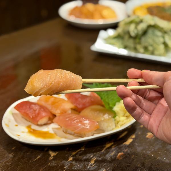 八丈島の郷土料理「島ずし」をぜひ。旬魚の刺身も絶品！！一人前（7貫）…990円/二人前…1,980円