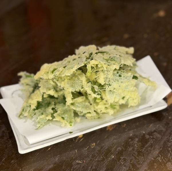 料理島の魅力を味わう！豊かな恵み”明日葉”のサクサク天ぷらは栄養価の高い魅力的な食材です。