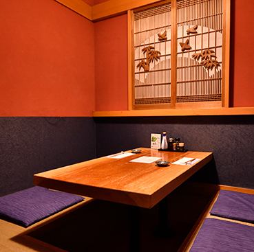 The semi-private room with sunken kotatsu table has one table with four seats, providing a space that values privacy.You can enjoy a leisurely meal with friends or family in a relaxed atmosphere.The comfortable seating of the sunken kotatsu creates a relaxing atmosphere and is perfect for celebrating special occasions.Enjoy delicious food and drinks without worrying about your surroundings.