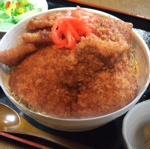 這碗米飯與米飯完美搭配，是一道豐盛又滿足的菜餚。