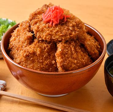 【ソースカツ丼　中1,100円(税込)】迫力満点◎サラリーマンに大人気！