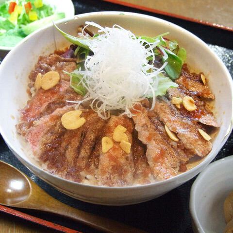 特製ソースが自慢の「ステーキ丼」は1,100円(税込)です！ステーキの香ばしい香りが食欲を刺激します！