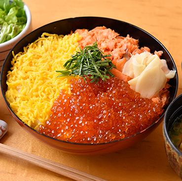 ちょっと贅沢したい日に是非！「鮭といくらの親子丼」は見た目も美しく、食欲をそそる一品です！