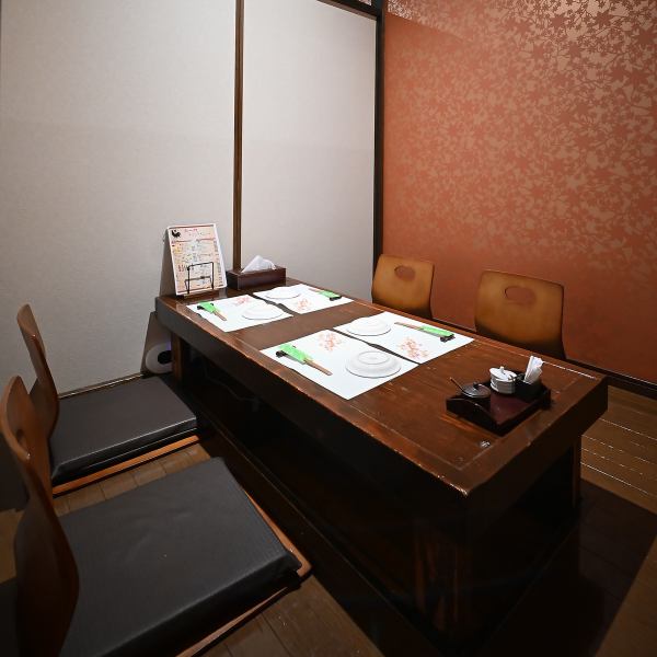 使い勝手のよいレイアウトで、2～4名での食事に最適なカウンターやテーブル席がバランスよく配置されています。調整可能なレイアウトのため、人数や用途に合わせた柔軟な対応が可能です。予約次第で貸切も相談でき、中小規模の宴会にも適応。実用性と雰囲気の両立が魅力です。