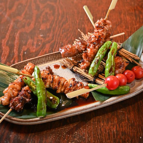 備長炭で焼き上げる銘柄地鶏の串焼き盛り
