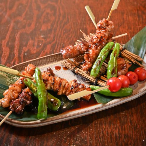 備長炭で焼き上げる銘柄地鶏の串焼き盛り