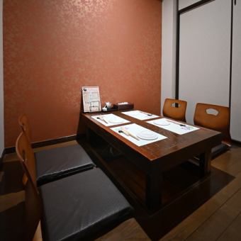 파고타츠석은 대화의 용이성과 아늑함을 양립.다리를 뻗어 릴렉스 할 수 있어 식사 중에도 자세가 안정되기 때문에, 느긋하게 즐길 수 있습니다.