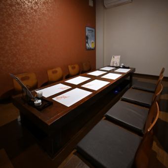 벽과 문으로 나누어진 개인실은 은신처적인 분위기를 느끼게 하는 조용한 공간.요리와 음료의 제공도 타이밍을 보고 행해지기 때문에, 천천히 대화를 즐기고 싶은 분에게 추천입니다.