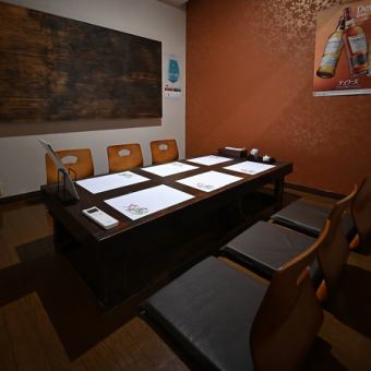 벽과 문으로 나누어진 개인실은 은신처적인 분위기를 느끼게 하는 조용한 공간.요리와 음료의 제공도 타이밍을 보고 행해지기 때문에, 천천히 대화를 즐기고 싶은 분에게 추천입니다.
