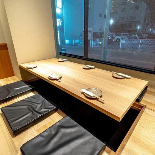 <p>近鉄四日市駅すぐ！完全個室・喫煙席各種多数御座います◎デザイナーズデザインのお洒落な個室でプライベート感充実♪人数に応じて個室をご用意しております。ご要望・お問い合わせ等ありましたらお気軽にご連絡ください♪</p>