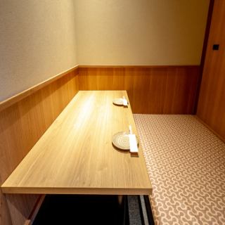 二名様のご利用やカップルにおすすめの横並びのお席です。2名様空間のソファー個室です。プライベート空間を存分に味わってください。デートなど大事な方と特別な時間を過ごす時にご利用ください。