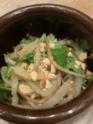 Coriander and jellyfish black vinegar salad