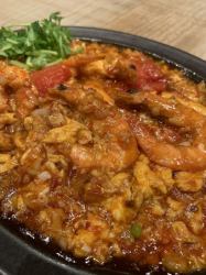 Soft shell shrimp that can be eaten whole with tomato and fried shrimp with egg