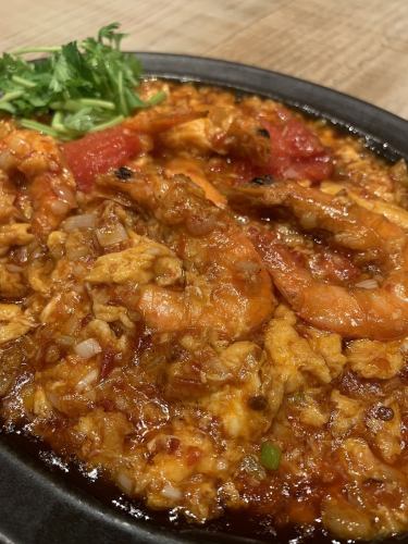 Soft shell shrimp that can be eaten whole with tomato and fried shrimp with egg