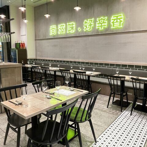 ちょっとだけ尖がったオシャレ感を感じる内外装です。四川省成都で伝統的に受け継がれている、伝統料理=美味しい料理を小ポーションでご提供し、ビール・ワイン・ハイボールなどのドリンクを気軽にワイワイ楽しんでいただく四川バルです。麻布十番に本店を持つ「飄香」の3rdブランド的位置づけのここはカジュアルなお店です