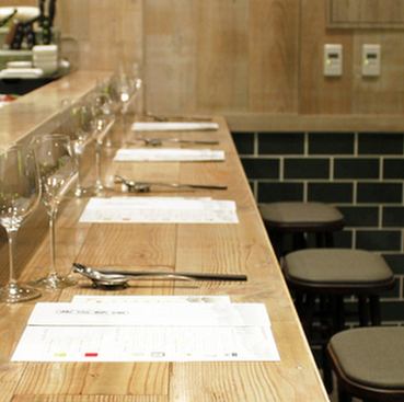 <p>カウンター席はハイチェアをご用意しております！異国の風を運んでくるような空間で素敵なカクテルやお酒を楽しむのもヨシ！スタッフとの会話を楽しむのもヨシ！またお2人の記念日にもカウンター席も予約できますので是非ご利用ください。もちろんお一人様でもお気軽にご利用いただける、普段使いにもおすすめのお席です！</p>