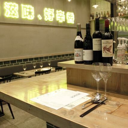 Enjoy authentic Sichuan cuisine at the counter!