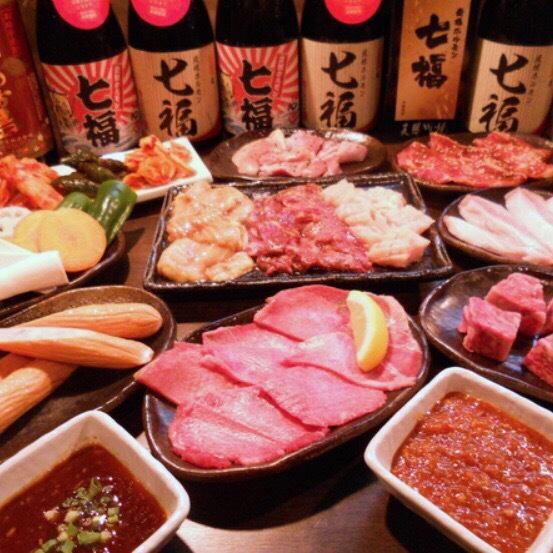 ◆ 烤肉围围套餐◆ 和牛排骨、新鲜荷尔蒙等共9品6,820日元（含税）