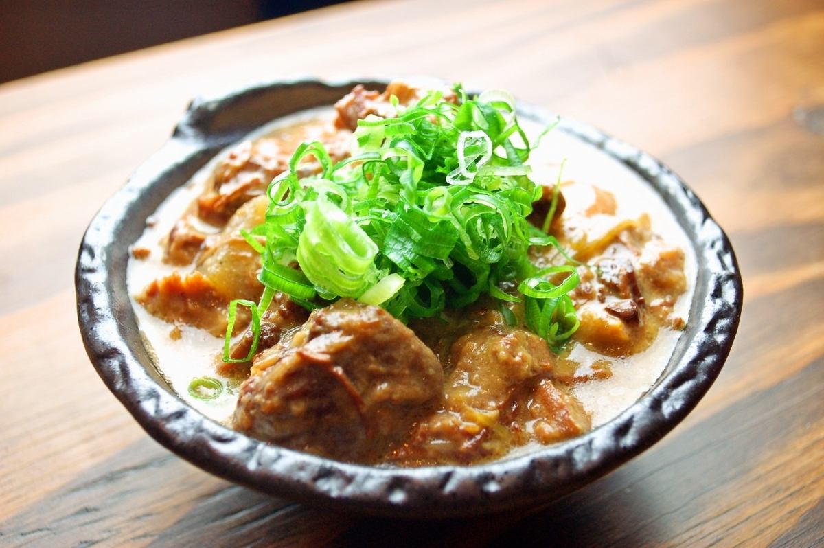 牛肉やホルモンを味噌で煮込んだ大阪名物、どて焼きここにあり。