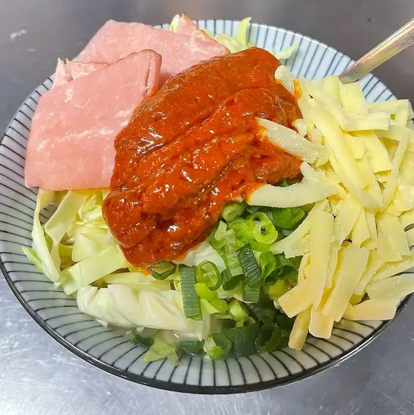 鉄板で香ばしさと旨みが詰まった、明太餅チーズ・ナポリタン風【もんじゃ焼き】